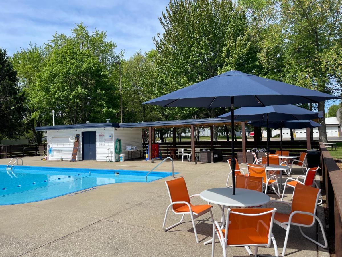 Starlite Resort Saugatuck Exterior photo